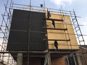 سقف شیروانی چوب پلاست چیست و چه مزایایی دارد؟