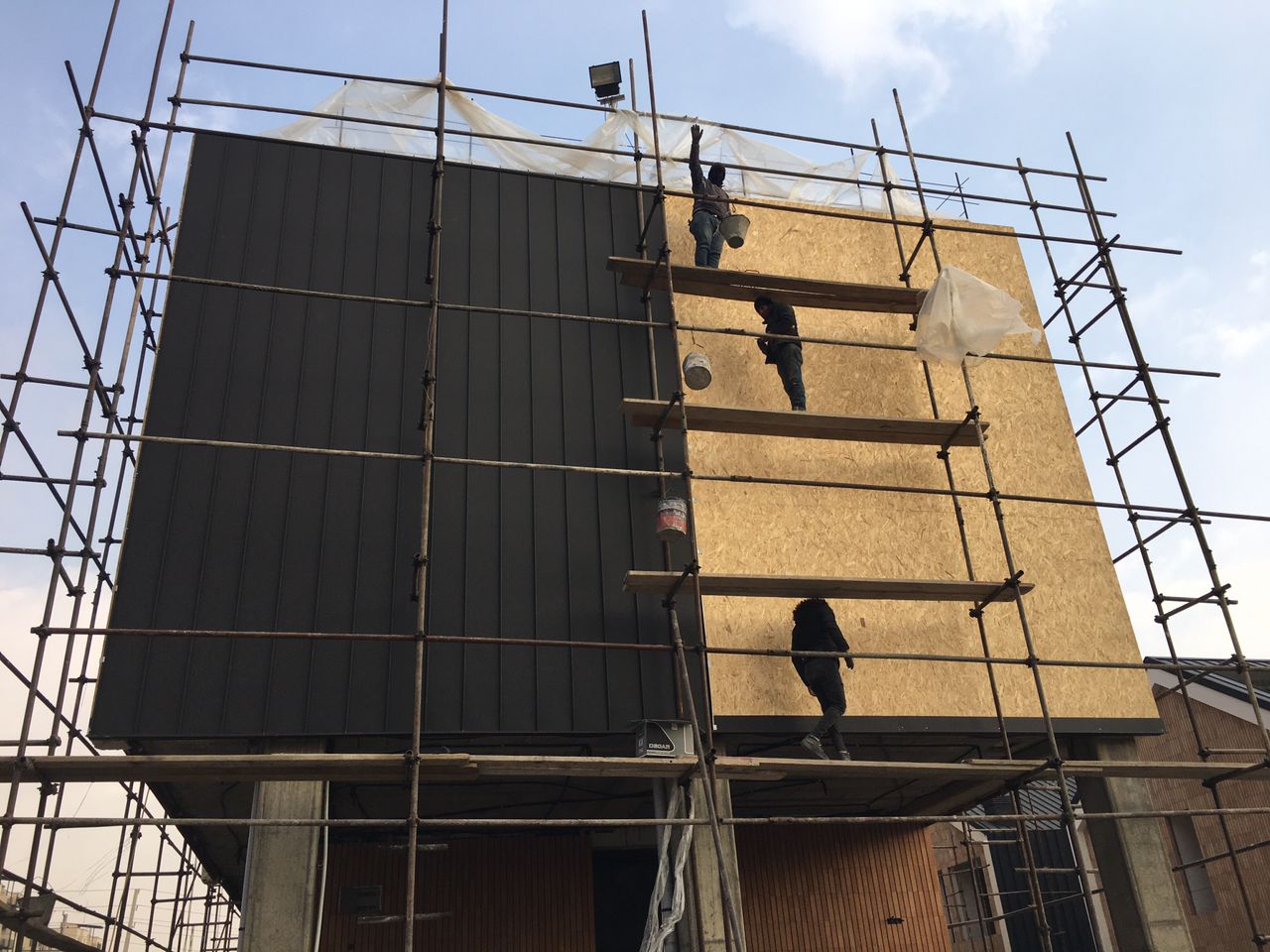 سقف شیروانی چوب پلاست چیست و چه مزایایی دارد؟