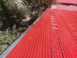 ۵ روش ساده رنگ‌آمیزی سقف شیروانی برای دوام بیشتر