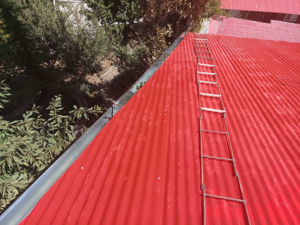 ۵ روش ساده رنگ‌آمیزی سقف شیروانی برای دوام بیشتر