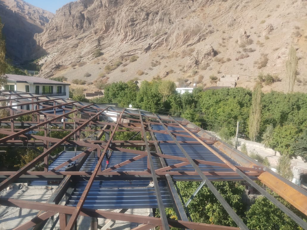 کاربرد سقف شیروانی شفاف برای گلخانه و خانه باغ