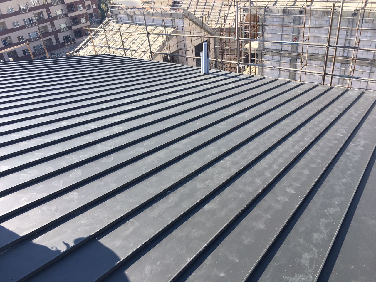 تأثیر استفاده از ابزارهای سبک آلومینیومی در سرعت اجرای سقف شیروانی