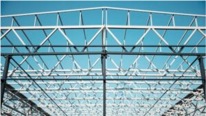 اسکلت سقف شیروانی ضدزلزله؛ واقعیت چیست و چه سازه‌ای ایمن‌تر است؟