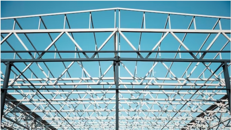 اسکلت سقف شیروانی ضدزلزله؛ واقعیت چیست و چه سازه‌ای ایمن‌تر است؟